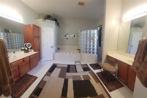 House in Tampa, Florida 5 bedrooms, 338.91 sq.m. № 1784847 - photo 12