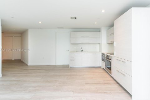 Condo in Miami, Florida, 2 bedrooms  № 2401326 - photo 9