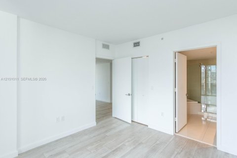Condo in Miami, Florida, 2 bedrooms  № 2401326 - photo 14
