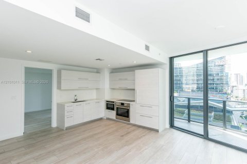 Condo in Miami, Florida, 2 bedrooms  № 2401326 - photo 2