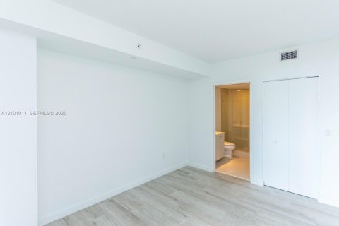 Condo in Miami, Florida, 2 bedrooms  № 2401326 - photo 19