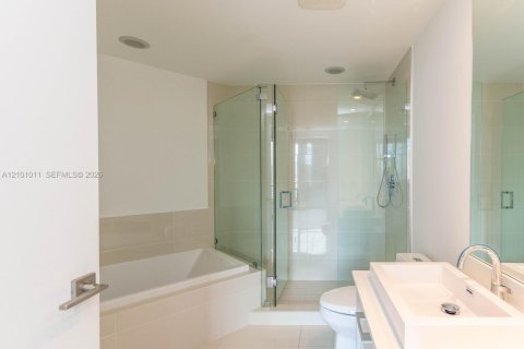 Condo in Miami, Florida, 2 bedrooms  № 2401326 - photo 17