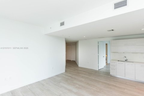 Condo in Miami, Florida, 2 bedrooms  № 2401326 - photo 3