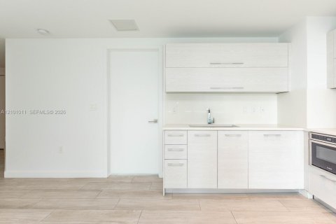 Condo in Miami, Florida, 2 bedrooms  № 2401326 - photo 8