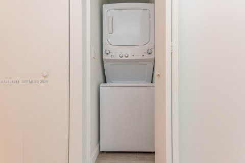 Condo in Miami, Florida, 2 bedrooms  № 2401326 - photo 26