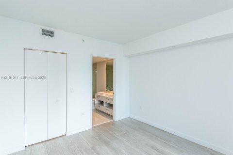 Condo in Miami, Florida, 2 bedrooms  № 2401326 - photo 12