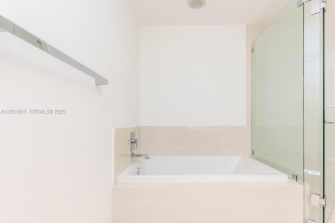 Condo in Miami, Florida, 2 bedrooms  № 2401326 - photo 18