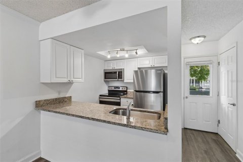 Condo in Tampa, Florida, 2 bedrooms № 2122473 - photo 8