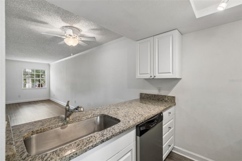 Condo in Tampa, Florida, 2 bedrooms № 2122473 - photo 9