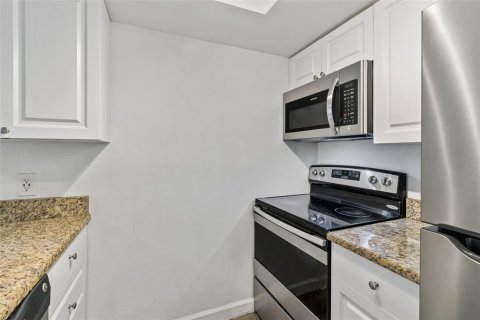Condo in Tampa, Florida, 2 bedrooms № 2122473 - photo 10