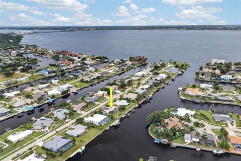 Villa ou maison à vendre à Port Charlotte, Floride: 4 chambres, 197.14 m2 № 2402944 - photo 2