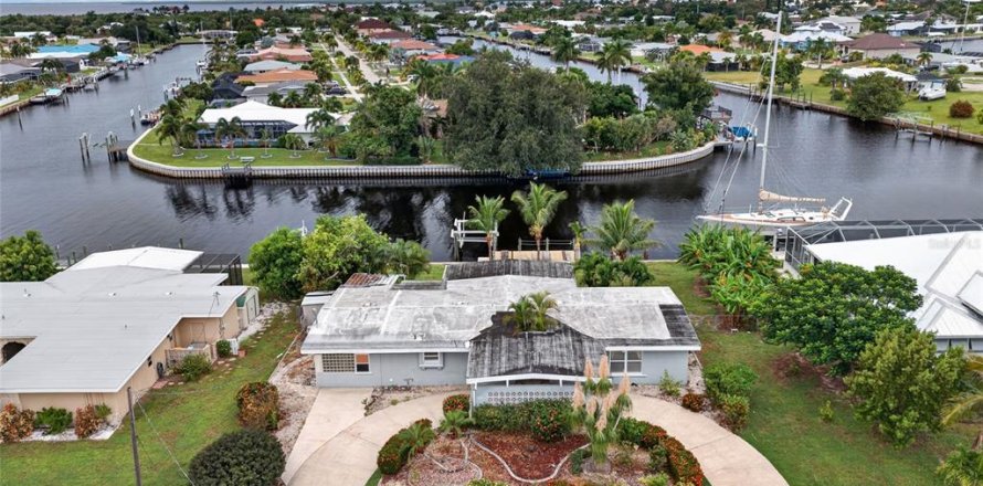Villa ou maison à Port Charlotte, Floride 4 chambres, 197.14 m2 № 2402944