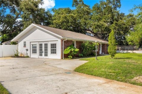 House in Seminole, Florida 4 bedrooms, 252.23 sq.m. № 2284805 - photo 6