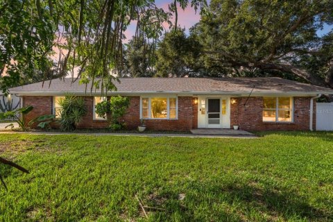 House in Seminole, Florida 4 bedrooms, 252.23 sq.m. № 2284805 - photo 2