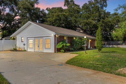 House in Seminole, Florida 4 bedrooms, 252.23 sq.m. № 2284805