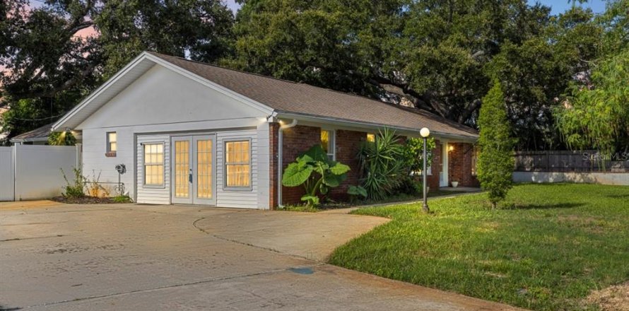 House in Seminole, Florida 4 bedrooms, 252.23 sq.m. № 2284805