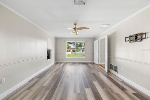 House in Seminole, Florida 4 bedrooms, 252.23 sq.m. № 2284805 - photo 17