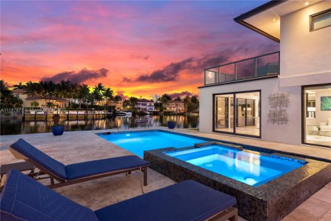 Casa en alquiler en Hollywood, Florida, 5 dormitorios, 363.15 m2 № 1703091 - foto 1