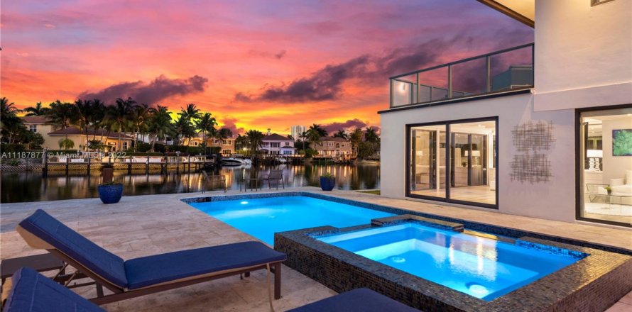 Casa en Hollywood, Florida 5 dormitorios, 363.15 m2 № 1703091