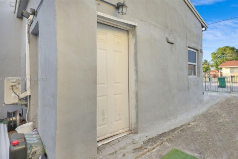 House in Miami, Florida 4 bedrooms, 206.24 sq.m. № 2030745 - photo 13