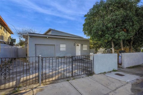 House in Miami, Florida 4 bedrooms, 206.24 sq.m. № 2030745