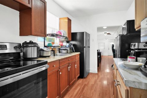 House in Miami, Florida 4 bedrooms, 206.24 sq.m. № 2030745 - photo 4