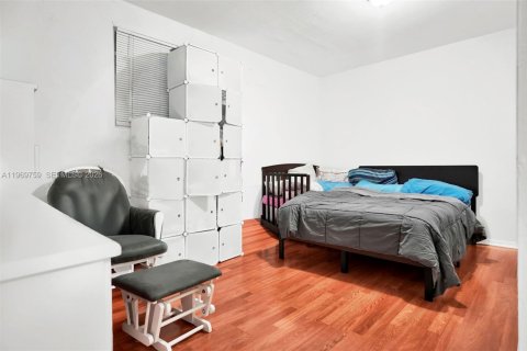 House in Miami, Florida 4 bedrooms, 206.24 sq.m. № 2030745 - photo 12