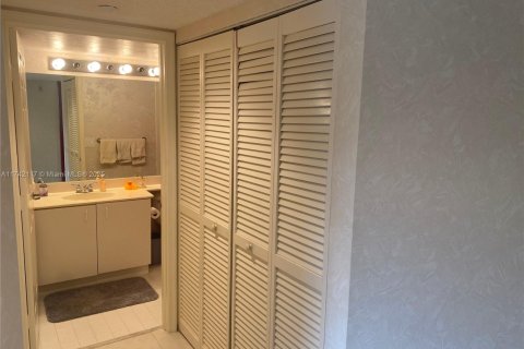 Condo in Fort Lauderdale, Florida, 2 bedrooms  № 1738447 - photo 11