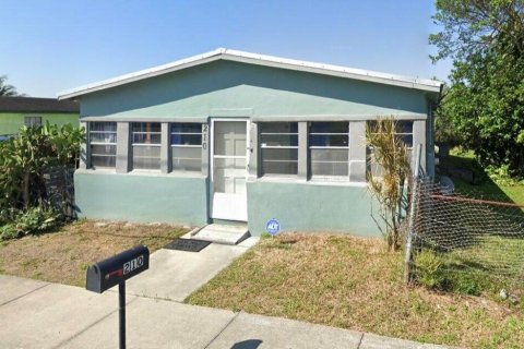 Villa ou maison à South Bay, Floride 9 chambres, 155.61 m2 № 2077526