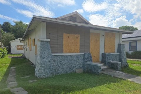 House in Miami, Florida 3 bedrooms, 194.91 sq.m. № 2417854 - photo 2