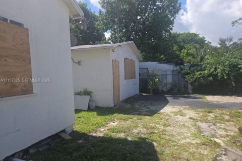 House in Miami, Florida 3 bedrooms, 194.91 sq.m. № 2417854 - photo 6