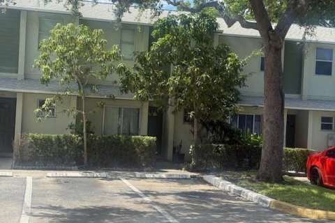 Купить таунхаус в Дирфилд-Бич, Флорида 1 комната, 104.24м2, № 2249558 - фото 2