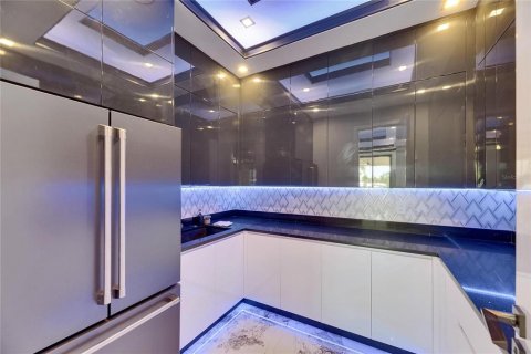 Купить виллу или дом в Аполло-Бич, Флорида 11 комнат, 355.26м2, № 1754442 - фото 18
