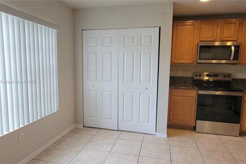 Touwnhouse à louer à Tamarac, Floride: 3 chambres, 131.74 m2 № 1946926 - photo 6