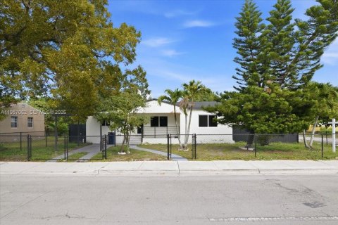 House in Opa-locka, Florida 3 bedrooms, 91.79 sq.m. № 2011293