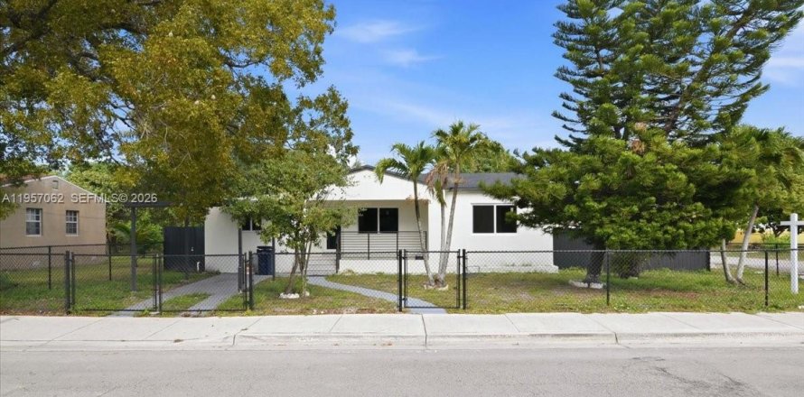 House in Opa-locka, Florida 3 bedrooms, 91.79 sq.m. № 2011293