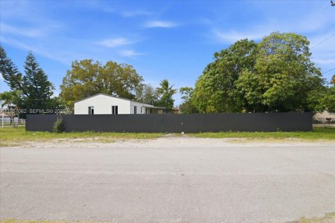 House in Opa-locka, Florida 3 bedrooms, 91.79 sq.m. № 2011293 - photo 3