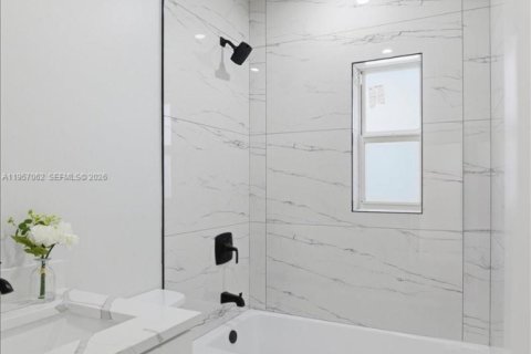 House in Opa-locka, Florida 3 bedrooms, 91.79 sq.m. № 2011293 - photo 13