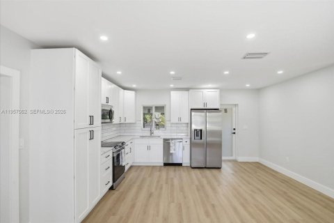 House in Opa-locka, Florida 3 bedrooms, 91.79 sq.m. № 2011293 - photo 19