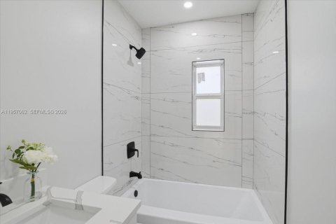 House in Opa-locka, Florida 3 bedrooms, 91.79 sq.m. № 2011293 - photo 6