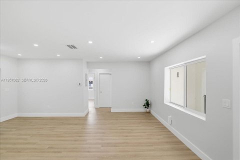 House in Opa-locka, Florida 3 bedrooms, 91.79 sq.m. № 2011293 - photo 7