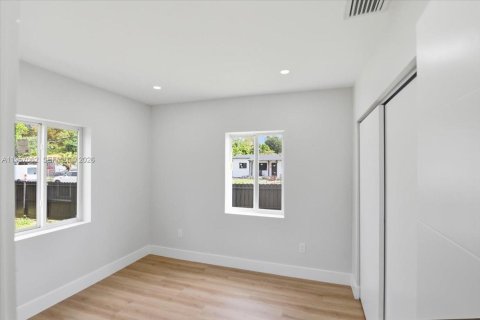 House in Opa-locka, Florida 3 bedrooms, 91.79 sq.m. № 2011293 - photo 10