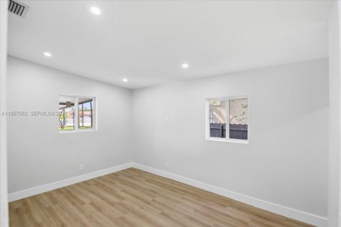 House in Opa-locka, Florida 3 bedrooms, 91.79 sq.m. № 2011293 - photo 11