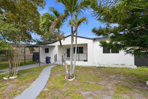 House in Opa-locka, Florida 3 bedrooms, 91.79 sq.m. № 2011293 - photo 2