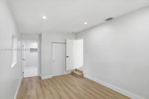 House in Opa-locka, Florida 3 bedrooms, 91.79 sq.m. № 2011293 - photo 12