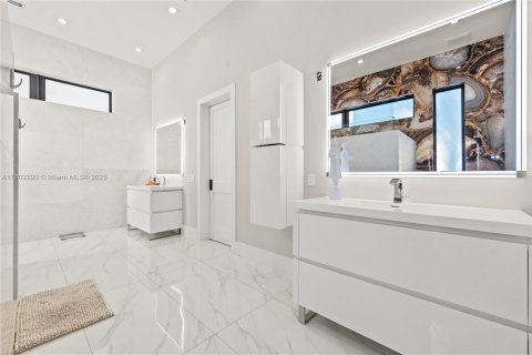 Villa ou maison à vendre à Miami, Floride: 4 chambres, 345.04 m2 № 1702799 - photo 27