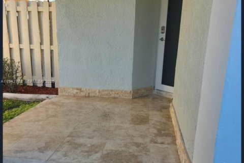 Villa ou maison à louer à Sunrise, Floride: 3 chambres, 114.27 m2 № 1999214 - photo 2