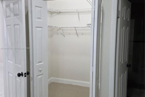 Villa ou maison à louer à Sunrise, Floride: 3 chambres, 114.27 m2 № 1999214 - photo 17