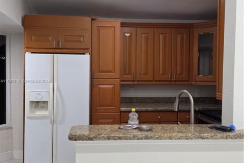 Villa ou maison à louer à Sunrise, Floride: 3 chambres, 114.27 m2 № 1999214 - photo 5