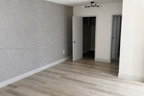 Villa ou maison à louer à Miami Beach, Floride: 45.99 m2 № 2257002 - photo 2